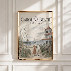 Peut inclure: Une affiche encadrée de style vintage intitulée The Carolina Beach Social, datée du 15 juin 1934. L'illustration représente une scène côtière avec une grande maison, une jetée, un voilier et deux personnages marchant sur un sentier sablonneux.