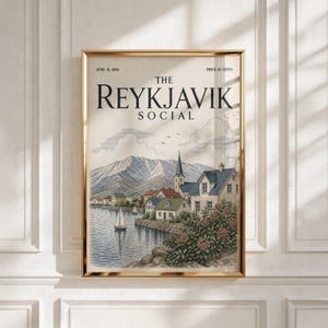 Puede incluir: Un póster enmarcado de estilo vintage titulado The Reykjavik Social con fecha del 15 de junio de 1934. La ilustración muestra una ciudad costera con casas, un campanario y un velero en el agua, frente a montañas y un cielo nublado.
