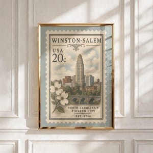 Peut inclure: Une affiche encadrée représentant un timbre-poste vintage de Winston-Salem, Caroline du Nord. L'illustration montre un paysage urbain, un pont en pierre et des fleurs de cornouiller blanches, avec le texte Winston-Salem, USA 20c.