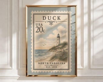 Puede incluir: Una impresión artística enmarcada con un diseño de sello postal de estilo vintage. La imagen muestra un faro en una duna cubierta de hierba con vistas al océano, con el texto DUCK, USA, 20c, NORTH CAROLINA y EST. 1999 en tinta negra.