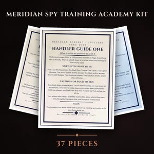 Peut inclure: Un kit de formation d'espion Meridian Academy comprenant trente-sept pages imprimées. Le document central est intitulé Handler Guide One, détaillant les instructions pour trier huit piles, répartir quatre à dix joueurs et les âges.