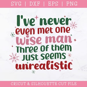 Może przedstawiać: Cyfrowy projekt z tekstem "I've never even met one wise man, three of them just seems unrealistic" w kolorze zielonym, różowym i czerwonym. Projekt zawiera akcenty w postaci płatków śniegu i gwiazd, a typy plików SVG, DXF, EPS i PNG są wymienione na górze.