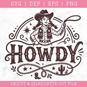 Könnte beinhalten: Ein dunkelbraunes digitales Grafikdesign mit einer Cowgirl-Figur mit Hut und Weste, die ein Lasso hält. Der Text HOWDY ist unter der Figur zentriert. Dekorative Elemente umfassen Sterne, Schnörkel, einen Kaktus und einen Stiefel. Text oben: SVG | DXF | EPS | PNG.
