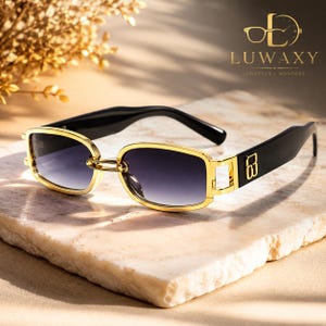 Peut inclure: Lunettes de soleil avec des verres dégradés rectangulaires, une monture en métal doré et des branches noires. Les branches présentent un logo doré. La marque LUWAXY LUNETTES | MONTRES est visible dans le coin supérieur droit de l'image.