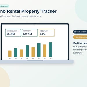 Może przedstawiać: Cyfrowy arkusz kalkulacyjny do śledzenia wynajmu nieruchomości Airbnb wyświetlony na ekranie laptopa. Interfejs pokazuje wskaźniki finansowe, w tym przych&oacute;d brutto 14 005 USD, zysk netto 11 151 USD i 53% obłożenia, wraz z wykresem słupkowym wydajności.