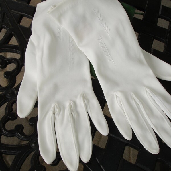 Mantessa Ladies Gloves Size 7 circa 1950s, White Ladies Gloves, Wedding Gloves, Vintage accessory, Gift for her, Summer wedding, Prom