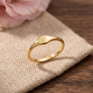 Personlig initialring, graverad monogram med lillfingre, minimalistisk present i sterlingsilver