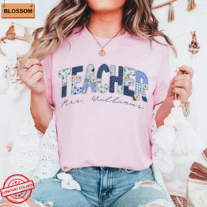 T-shirt fleuri personnalisé Comfort Colors® avec nom d'enseignant, effet patchwork, cadeau personnalisé pour la rentrée, t-shirts pour l'équipe enseignante