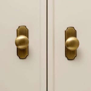 Tiradores de latón antiguo para armarios con placa trasera, herrajes para muebles rústicos.