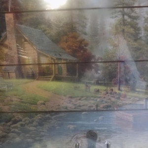 Thomas Kinkade-wandplank met haken uit 2002 MDF-wanddecor, genaamd "Peaceful Retreat" nieuwstaat - de schittering is een plastic hoes