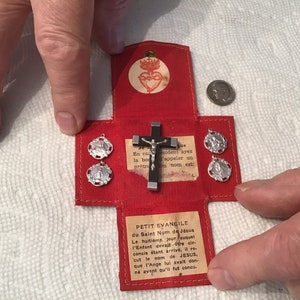 Vintage Folding PORTE BONHEUR Pocket Reliquary Relic Sacred Heart of JESUS Plastic Case