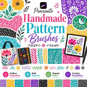 以下が含まれることがあります： Procreate Handmade Pattern Brushesというテキストが中央に配置され、カラフルな花や幾何学模様のイラスト、トートバッグ、ノート、額縁入りのプリント、黒いスタイラスペンが白い背景に描かれたデジタル製品のディスプレイ。