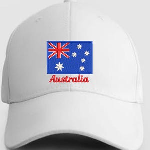 Könnte beinhalten: Eine weiße Baseballkappe mit einem aufgestickten rechteckigen Aufnäher der australischen Flagge in Blau, Rot und Weiß. Unter der Flagge ist das Wort Australia in roter Schreibschrift auf dem vorderen Teil der Kappe eingestickt.