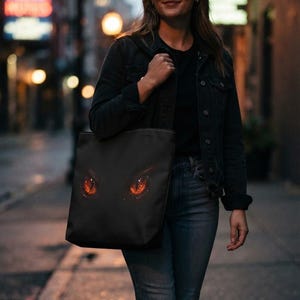 Bolso tote con ojos de fuego brillantes, lona gótica oscura, accesorio de ojos de gato naranja brasa