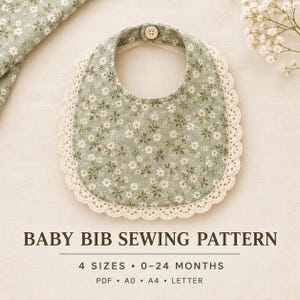 Puede incluir: Un babero para bebé de color verde salvia con un estampado floral blanco y un borde de encaje color crema festoneado. El babero incluye un botón color crema en la parte superior. El texto dice: BABY BIB SEWING PATTERN 4 SIZES 0-24 MONTHS PDF A0 A4 LETTER.