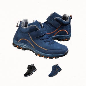 Puede incluir: Un par de botines azul marino con forro de piel sintética, costuras en zigzag naranjas y una tira de velcro con la palabra SPORT en relieve. Las botas tienen cordones azul oscuro y una suela de goma gruesa y resistente en negro y naranja.
