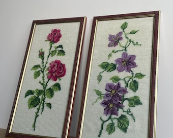 Set di arazzi ricamati a mano con cornice raffigurante rosa e clematide.