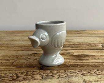 Portauovo in ceramica a forma di anatra degli anni '50, smaltato grigio, stile kitsch da cucina.