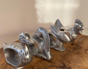 Juego de 4 servilleteros de peltre vintage con diseño de pato, caballo, conejo y gallo, vajilla rústica campestre, decoración de comedor estilo cottagecore.