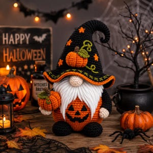 Peut inclure: Une figurine de gnome au crochet portant un grand chapeau pointu noir orné d'étoiles orange et d'une petite citrouille. Le gnome a une barbe en laine blanche, un nez rond et un corps orange rond avec un visage de citrouille cousu.