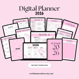 Puede incluir: Un conjunto de planificador digital 2026 con múltiples pantallas de tableta que muestran plantillas rosas y blancas para notas, contraseñas, horarios semanales, objetivos, seguimiento de hábitos, calendarios y finanzas.