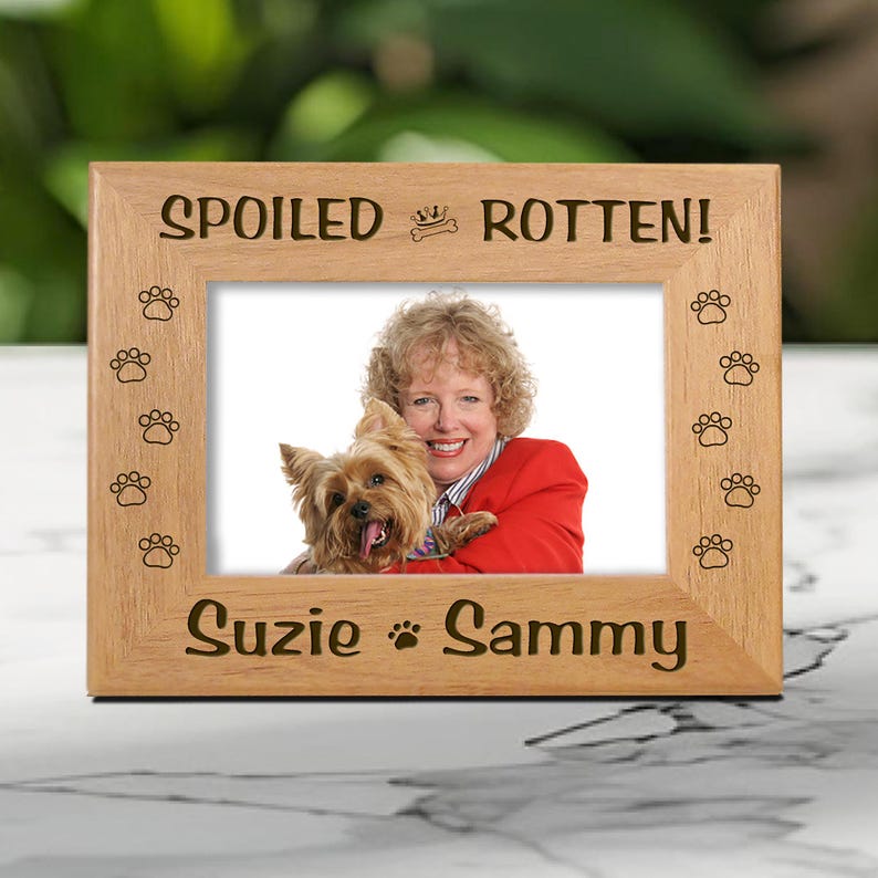 Regalo personalizado para el cumpleaños de la mamá perruna y el Día de la Madre, retrato personalizado de tu mascota, marco de fotos de madera grabado. imagen 2