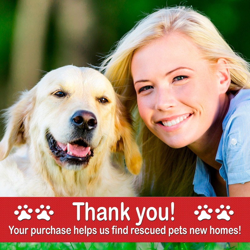 Puede incluir: Una mujer con cabello rubio sonr&iacute;e a la c&aacute;mara mientras sostiene un golden retriever. La imagen tiene una pancarta roja en la parte inferior que dice "&iexcl;Gracias! Tu compra nos ayuda a encontrar nuevos hogares para las mascotas rescatadas!" con huellas de patas a cada lado del texto.