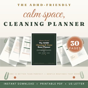 Può includere: Un planner digitale per le pulizie intitolato The ADHD-Friendly Calm Space, Cleaning Planner, con copertina verde scuro, testo dorato e vari layout di pagina interni. Un badge circolare indica 30 pagine. Testo: Done is better than perfect.