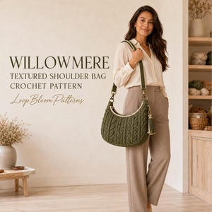 Puede incluir: Un bolso de hombro de ganchillo en color verde oliva oscuro con textura de punto trenzado, silueta curva y un colgante de borla a juego. El texto en la imagen dice WILLOWMERE TEXTURED SHOULDER BAG CROCHET PATTERN Loop Bloom Patterns.