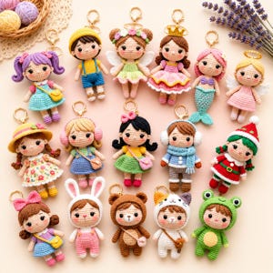 Può includere: Una collezione di diciassette piccole bambole all'uncinetto fatte a mano con vari abiti, cappelli e accessori, ognuna attaccata a un portachiavi in metallo dorato. Le bambole mostrano diversi colori di capelli, stili ed espressioni, inclusi personaggi vestiti da animali, fate e figure stagionali.