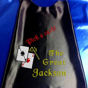 Cape pour enfant, choisissez une carte !   Cape de tour de cartes Le grand magicien avec le nom de votre enfant brodé Cape de super-héros personnalisée