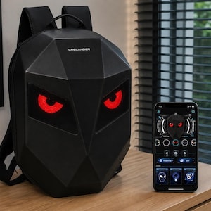 Peut inclure: Un sac à dos noir à coque rigide avec un design géométrique à facettes et la marque CRELANDER imprimée en haut. L'avant présente un écran numérique affichant deux yeux rouges lumineux. Un smartphone affiche une application de contrôle.