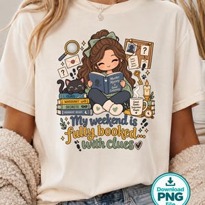 Puede incluir: Una camiseta color crema con un gráfico de una persona leyendo un libro titulado Murder Mystery & Good Company. El diseño incluye un gato negro, una lupa, un tablero de corcho, una vela y el texto My weekend is fully booked with Clues.