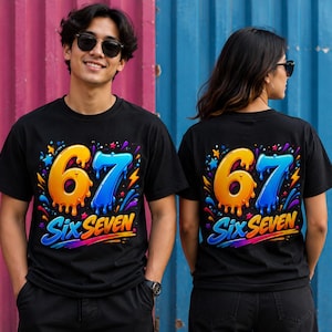 Op de afbeelding: Een zwart t-shirt met een levendige afbeelding van het getal 67 in druipende oranje en blauwe kleuren, omringd door kleurrijke sterren en spetters. Onder het getal staat de tekst Six Seven in een vet, gestileerd blauw en oranje lettertype.