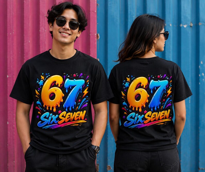 Op de afbeelding: Een zwart t-shirt met een levendige afbeelding van het getal 67 in druipende oranje en blauwe kleuren, omringd door kleurrijke sterren en spetters. Onder het getal staat de tekst Six Seven in een vet, gestileerd blauw en oranje lettertype.