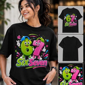 Op de afbeelding: Een zwart t-shirt met korte mouwen en een kleurrijke afbeelding van een groen cijfer zes en een roze cijfer zeven met baseballpetten en sneakers. De tekst Six Seven staat onder de figuren in een vetgedrukt, gestileerd lettertype met accenten.