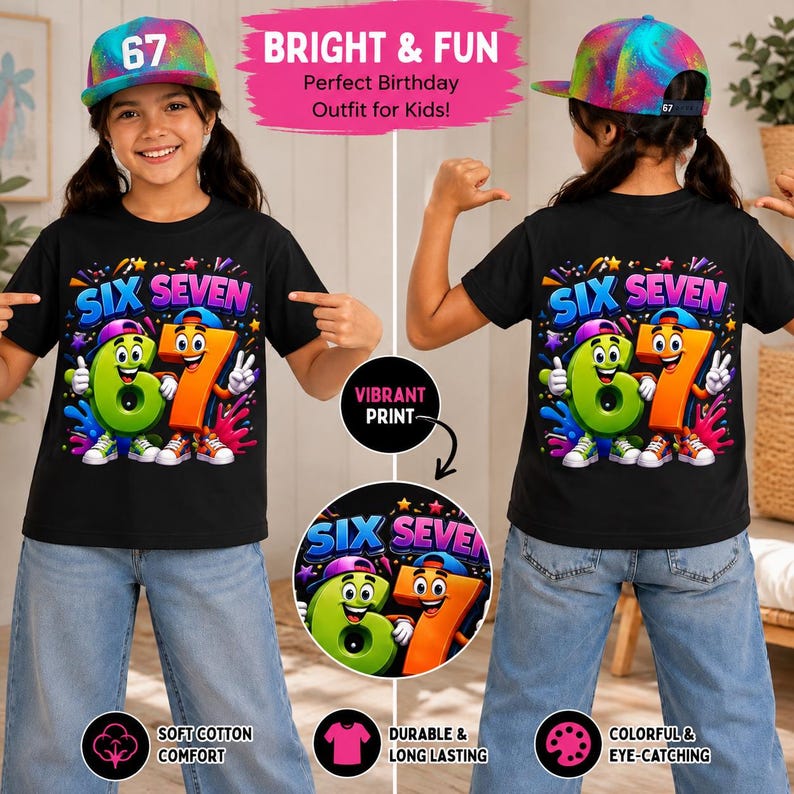 Op de afbeelding: Een zwart t-shirt met een kleurrijke afbeelding van de cijfers zes en zeven met cartoongezichten, die petten en sneakers dragen, omringd door verfspatten en sterren. De tekst SIX SEVEN staat boven de cijfers. Een bijpassende pet is inbegrepen.
