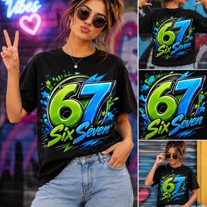 Op de afbeelding: Een zwart t-shirt met korte mouwen en een grote grafische print op de voor- en achterkant. Het ontwerp toont het getal 67 in felgroen en blauw, vergezeld van de tekst Six Seven, omringd door kleurrijke verfspatten en stervormen.