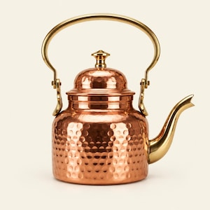 Koperen waterkoker met messing handvat, kleine theepot, handgemaakt keukengerei, rustieke woondecoratie