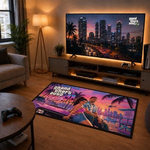 Könnte beinhalten: Ein rechteckiger Teppich mit einer lebendigen Grand Theft Auto VI Vice City Grafik. Das Design zeigt ein violettes Auto, zwei Figuren, Palmen und eine Küstenszene bei Sonnenuntergang mit dem aufgedruckten Text Grand Theft Auto VI Vice City.