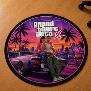 Peut inclure: Un tapis rond orné d'une impression graphique vibrante du logo Grand Theft Auto VI, d'une voiture de sport violette et de deux personnages assis sur le capot devant un paysage urbain au coucher du soleil avec des palmiers et le texte Vice City.
