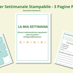 Può includere: Un set di tre pagine di planner settimanale stampabile in formato PDF A4. La pagina centrale presenta il testo LA MIA SETTIMANA, Planner settimanale per organizzare casa con amore di OrganizzaConCuore e icone di piccoli fiori.