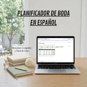 Puede incluir: Un ordenador portátil plateado muestra una hoja de cálculo titulada PLANIFICADOR DE BODA EN ESPAÑOL, junto a una pila de cuadernos, un bolígrafo dorado, una rosa blanca y un pequeño frasco de perfume de cristal sobre una superficie de madera. El texto Resumen Completo y Fácil de Usar es visible.