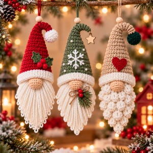 Peut inclure: Trois décorations de gnome en crochet suspendues avec des bonnets pointus. Le premier est rouge avec du houx, le deuxième est vert avec un flocon de neige blanc et une étoile, et le troisième est beige avec un cœur rouge. Barbes en fil blanc.