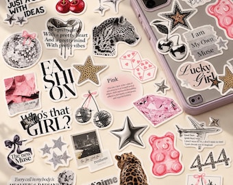 Puede incluir: Una colección de pegatinas decorativas con varios diseños que incluyen una bola de discoteca, estampados de leopardo, ositos de goma rosas, estrellas, diamantes, cerezas y frases como "I am just a girl with ideas" y "Lucky Girl".