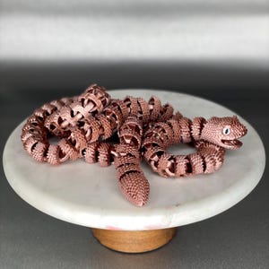 3D-geprinte beweegbare adder van 105 cm, flexibel bureau-speelgoedje om mee te friemelen, metallic roségoud, sensorisch cadeau
