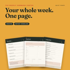 以下が含まれることがあります： The Weekly Command Centerというタイトルのデジタルプランナーセット。Your whole week. One page.というテキストが記載されています。日付なしのページには、Start here、This Week、Sunday Setupのセクションがあり、背景はマスタードイエローです。