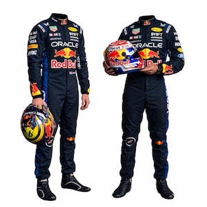Puede incluir: Dos monos de carreras azul oscuro con la marca Oracle Red Bull Racing, logotipos de patrocinadores y paneles laterales azules. Cada mono se combina con botas de carreras negras y un casco multicolor con gráficos y marca Red Bull.