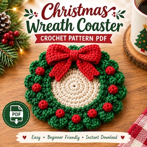 Könnte beinhalten: Eine Häkelanleitung für einen Weihnachts-Kranz-Untersetzer als PDF mit einer beigen runden Mitte, umgeben von einem dunkelgrünen Kranz mit kleinen roten Beeren und einer großen roten Schleife. Der Text lautet Christmas Wreath Coaster CROCHET PATTERN PDF Easy Beginner Friendly Instant Download.