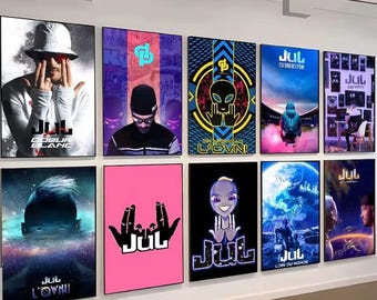 Puede incluir: Una colección de diez pósteres rectangulares de pared con varios diseños gráficos, incluyendo retratos de una persona con sombrero de pescador, ilustraciones de alienígenas, imágenes espaciales y el texto JUL, dispuestos en dos filas.